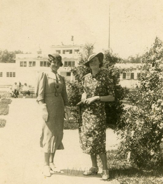 KKE 4750.jpg - Fot. Jadwiga Siemaszko – mama Marii Jolanty Mierzejewskiej (z domu Jarzynowska) i Janina Wincz, Wilno, 1936 r.